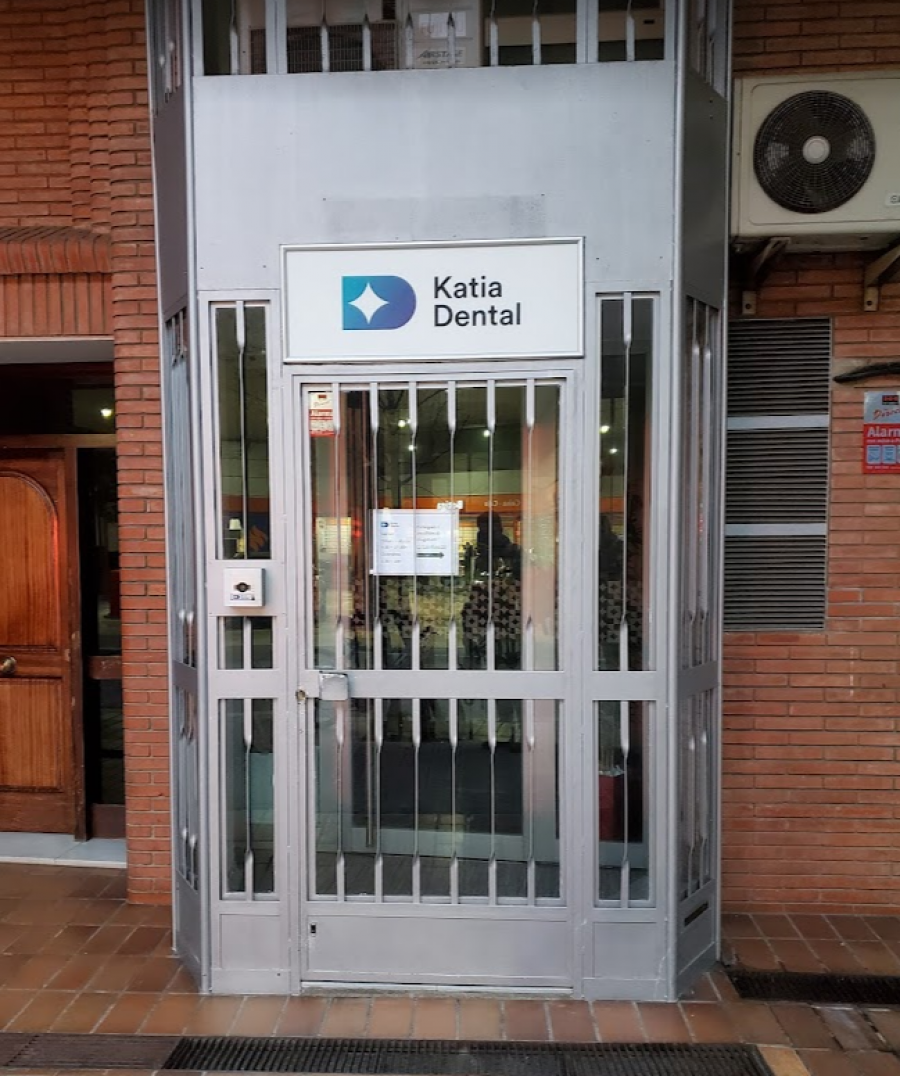 Fachada de Katia dental en C/ Caballero, 1, Bajos 08014 - Barcelona